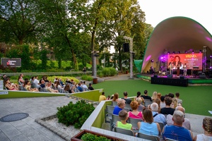 ZDEARZENIE 2024 - Koncert: YASNO, MEEK, OH WHY? - Publiczność zgromadzona w Amfiteatrze słuchająca Yasno