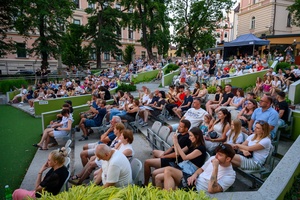 ZDEARZENIE 2024 - Koncert: YASNO, MEEK, OH WHY? - Publiczność zgromadzona w Amfiteatrze słuchająca Meek, Oh Why?