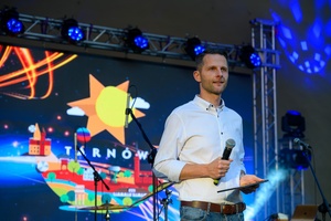 ZDEARZENIE 2024 - Koncert: YASNO, MEEK, OH WHY? - Na scenie konferansjer Sebastian Szafarz otwierający koncert