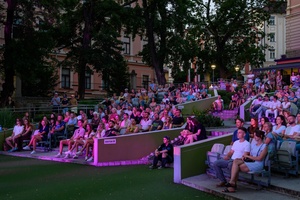ZDEARZENIE 2024 - Koncert: YASNO, MEEK, OH WHY? - Publiczność zgromadzona w Amfiteatrze słuchająca Meek, Oh Why?