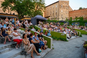 ZDEARZENIE 2024 - Koncert: YASNO, MEEK, OH WHY? - Publiczność zgromadzona w Amfiteatrze