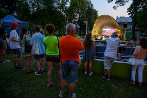 ZDEARZENIE 2024 - Koncert: YASNO, MEEK, OH WHY? - Publiczność w górnej części Amfiteatru oglądająca i słuchająca koncert Meek, Oh Way?