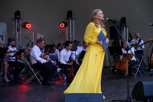 ZDEARZENIA 2024 - Przeboje Wielkiego Ekranu - Na scenie aktorka Laura Łącz prowadząca koncert muzyki filmowej