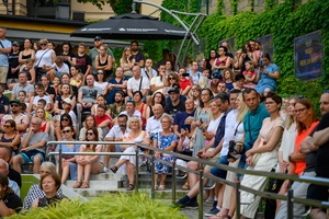 ZDEARZENIA 2024 - Przeboje Wielkiego Ekranu - Amfiteatralna publiczność wsłuchana w filmowe przeboje