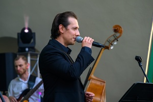 ZDEARZENIA 2024 - Przeboje Wielkiego Ekranu - Na scenie śpiewający barytonem Michał Janicki