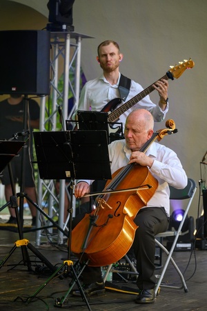ZDEARZENIA 2024 - Przeboje Wielkiego Ekranu - Na scenie grająca orkiestra Impressione