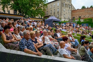 ZDEARZENIA 2024 - Przeboje Wielkiego Ekranu - Amfiteatralna publiczność wsłuchana w filmowe przeboje