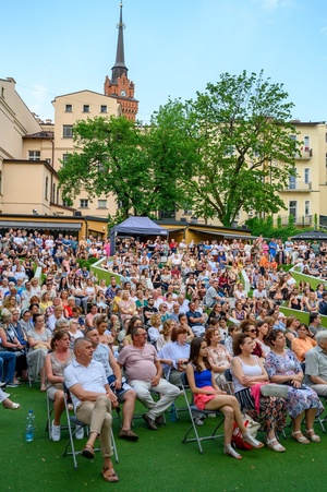 ZDEARZENIA 2024 - Przeboje Wielkiego Ekranu - Amfiteatralna publiczność wsłuchana w filmowe przeboje