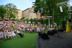 ZDEARZENIA 2024 - Przeboje Wielkiego Ekranu - Amfiteatralna publiczność wsłuchana w filmowe przeboje