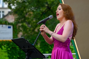 ZDEARZENIA 2024 - Przeboje Wielkiego Ekranu - Na scenie śpiewająca sopranistka Milena Lange