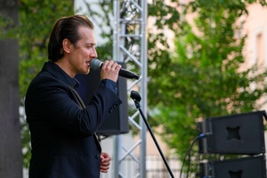 ZDEARZENIA 2024 - Przeboje Wielkiego Ekranu - Na scenie śpiewający barytonem Michał Janicki