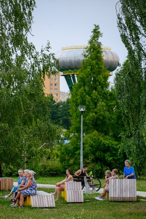 ZDEARZENIA 2024 - Sztafeta Pokoleń: DJ Wika & DJ Skorp - Publiczność zebrana w okolicach Domu Kultury podczas dj'skiej Sztafety Pokoleń