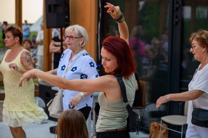 ZDEARZENIA 2024 - Sztafeta Pokoleń: DJ Wika & DJ Skorp - Przed Domem Kultury osoby tańczące do miksów DJ Wiki i DJ Skoro