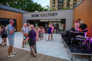 ZDEARZENIA 2024 - Sztafeta Pokoleń: DJ Wika & DJ Skorp - Przed Domem Kultury osoby tańczące do miksów DJ Wiki i DJ Skoro