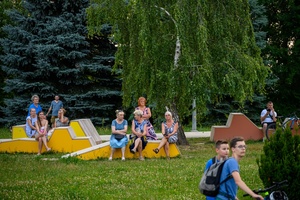 ZDEARZENIA 2024 - Sztafeta Pokoleń: DJ Wika & DJ Skorp - Publiczność zebrana w okolicach Domu Kultury podczas dj'skiej Sztafety Pokoleń