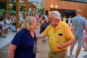 ZDEARZENIA 2024 - Sztafeta Pokoleń: DJ Wika & DJ Skorp - Przed Domem Kultury osoby tańczące do miksów DJ Wiki i DJ Skoro