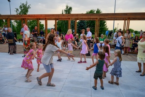 ZDEARZENIA 2024 - Sztafeta Pokoleń: DJ Wika & DJ Skorp - Przed Domem Kultury osoby tańczące do miksów DJ Wiki i DJ Skoro