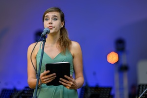 Koncert fletowy Summertime Symphony - Natalia Jarząbek, współorganizatorka Tarnowskiego Lata Fletowego zapowiadająca amfiteatralny koncert