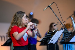 Koncert fletowy Summertime Symphony - Na scenie grający uczestnicy Tarnowskiego Lata Fletowego