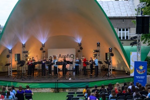 Koncert fletowy Summertime Symphony - Na scenie grający uczestnicy Tarnowskiego Lata Fletowego