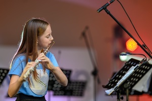 Koncert fletowy Summertime Symphony - Na scenie grający uczestnicy Tarnowskiego Lata Fletowego