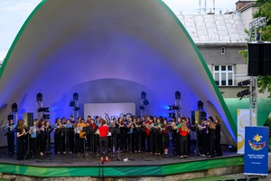 Koncert fletowy Summertime Symphony - Na scenie grający chór fletowy uczestników Tarnowskiego Lata Fletowego