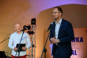 Starówka Jazz Festival - 05.07.2024 r. - Rozpoczęcie koncertu w Amfiteatrze.