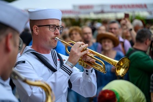 Starówka Jazz Festival - 05.07.2024 r. - Parada nowoorleańska. Muzycy wraz z publicznością.