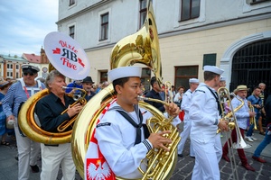 Starówka Jazz Festival - 05.07.2024 r. - Parada nowoorleańska. Muzycy wraz z publicznością.