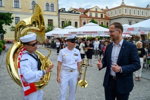 Starówka Jazz Festival - 05.07.2024 r. - Parada nowoorleańska. Muzycy rozmawiają z prezydentem Jakubem Kwaśnym.