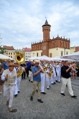 Starówka Jazz Festival - 05.07.2024 r. - Parada nowoorleańska. Muzycy wraz z publicznością.