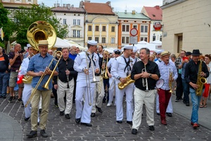 Starówka Jazz Festival - 05.07.2024 r. - Parada nowoorleańska. Muzycy wraz z publicznością.