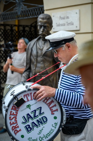 Starówka Jazz Festival - 05.07.2024 r. - Parada nowoorleańska. Muzycy wraz z publicznością.
