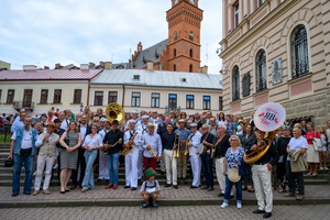 Starówka Jazz Festival - 05.07.2024 r. - Parada nowoorleańska. Muzycy wraz z publicznością.