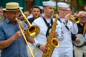 Starówka Jazz Festival - 05.07.2024 r. - Parada nowoorleańska. Muzycy wraz z publicznością.