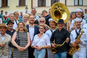 Starówka Jazz Festival - 05.07.2024 r. - Parada nowoorleańska. Muzycy wraz z publicznością.