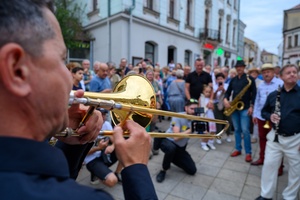 Starówka Jazz Festival - 05.07.2024 r. - Parada nowoorleańska. Muzycy wraz z publicznością.