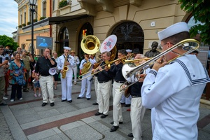 Starówka Jazz Festival - 05.07.2024 r. - Parada nowoorleańska. Muzycy wraz z publicznością.