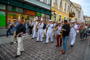 Starówka Jazz Festival - 05.07.2024 r. - Parada nowoorleańska. Muzycy wraz z publicznością.