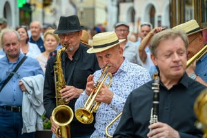 Starówka Jazz Festival - 05.07.2024 r. - Parada nowoorleańska. Muzycy wraz z publicznością.