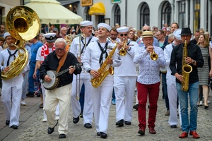 Starówka Jazz Festival - 05.07.2024 r. - Parada nowoorleańska. Muzycy wraz z publicznością.