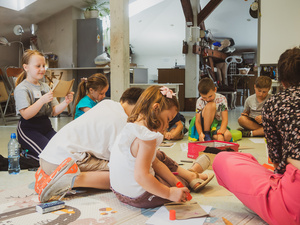 otwARTa jeszcze bardziej. Warsztaty dla małych pasjonatów sztuki - PORTRET - Uczestnicy warsztatów podczas tworzenia prac plastycznych.