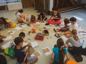 otwARTa jeszcze bardziej. Warsztaty dla małych pasjonatów sztuki - PORTRET - Uczestnicy warsztatów podczas tworzenia prac plastycznych.
