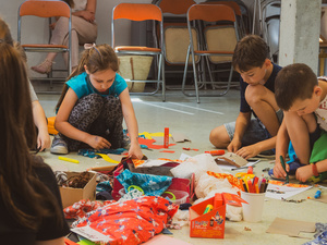 otwARTa jeszcze bardziej. Warsztaty dla małych pasjonatów sztuki - PORTRET - Uczestnicy warsztatów podczas tworzenia prac plastycznych.