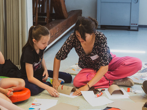 otwARTa jeszcze bardziej. Warsztaty dla małych pasjonatów sztuki - PORTRET - Prowadząca warsztaty z uczestnikami.