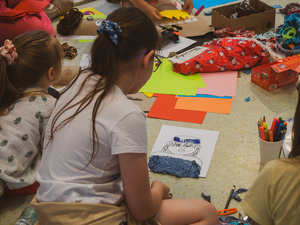 otwARTa jeszcze bardziej. Warsztaty dla małych pasjonatów sztuki - PORTRET - Uczestnicy warsztatów podczas tworzenia prac plastycznych.