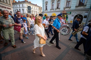 Starówka Jazz Festival - 12.07.2024 r. - Parada nowoorleańska. Muzycy wraz z publicznością.