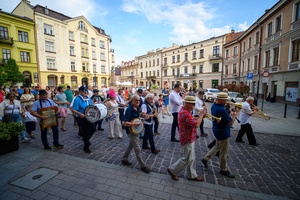 Starówka Jazz Festival - 12.07.2024 r. - Parada nowoorleańska. Muzycy wraz z publicznością.