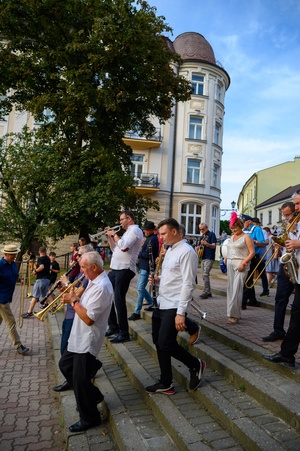 Starówka Jazz Festival - 12.07.2024 r. - Parada nowoorleańska. Muzycy wraz z publicznością.