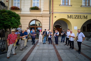 Starówka Jazz Festival - 12.07.2024 r. - Parada nowoorleańska. Muzycy wraz z publicznością.